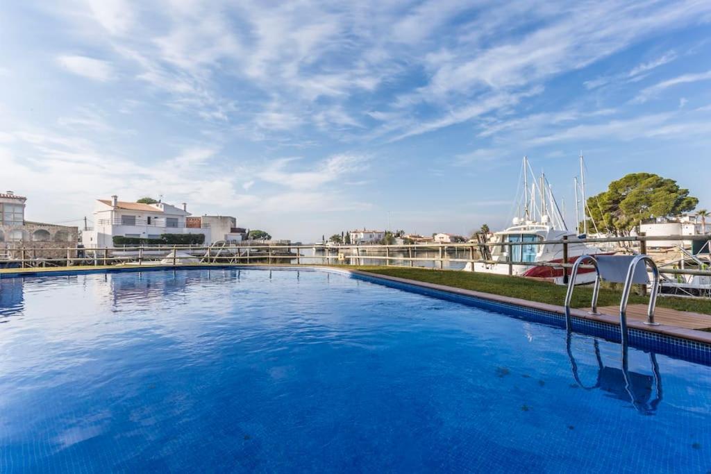 Piso De 2 Habitaciones, 3 Piscinas Y Cerca Del Mar Roses Exterior foto